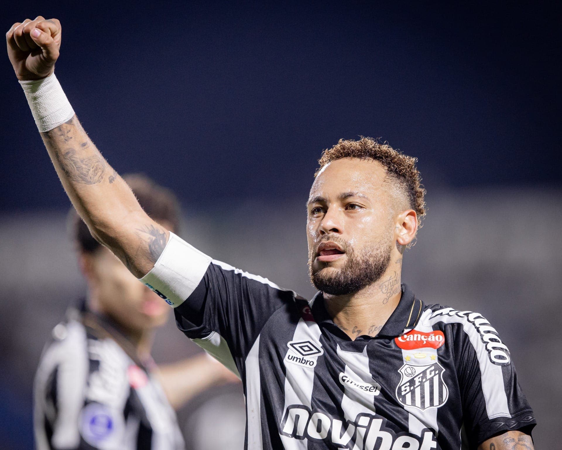 Neymar comemora gol pelo Santos; ele está na pré-lista de Ancelotti