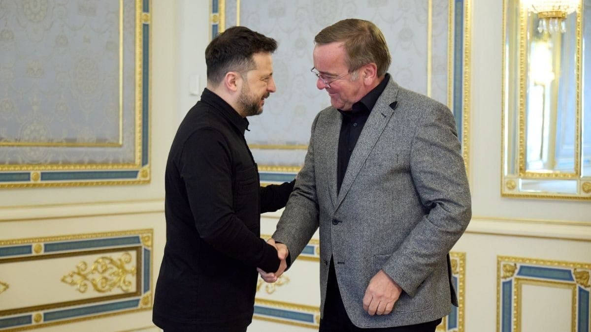 Volodymyr Zelensky ao lado do ministro da Defesa da Alemanha, Boris Pistorius