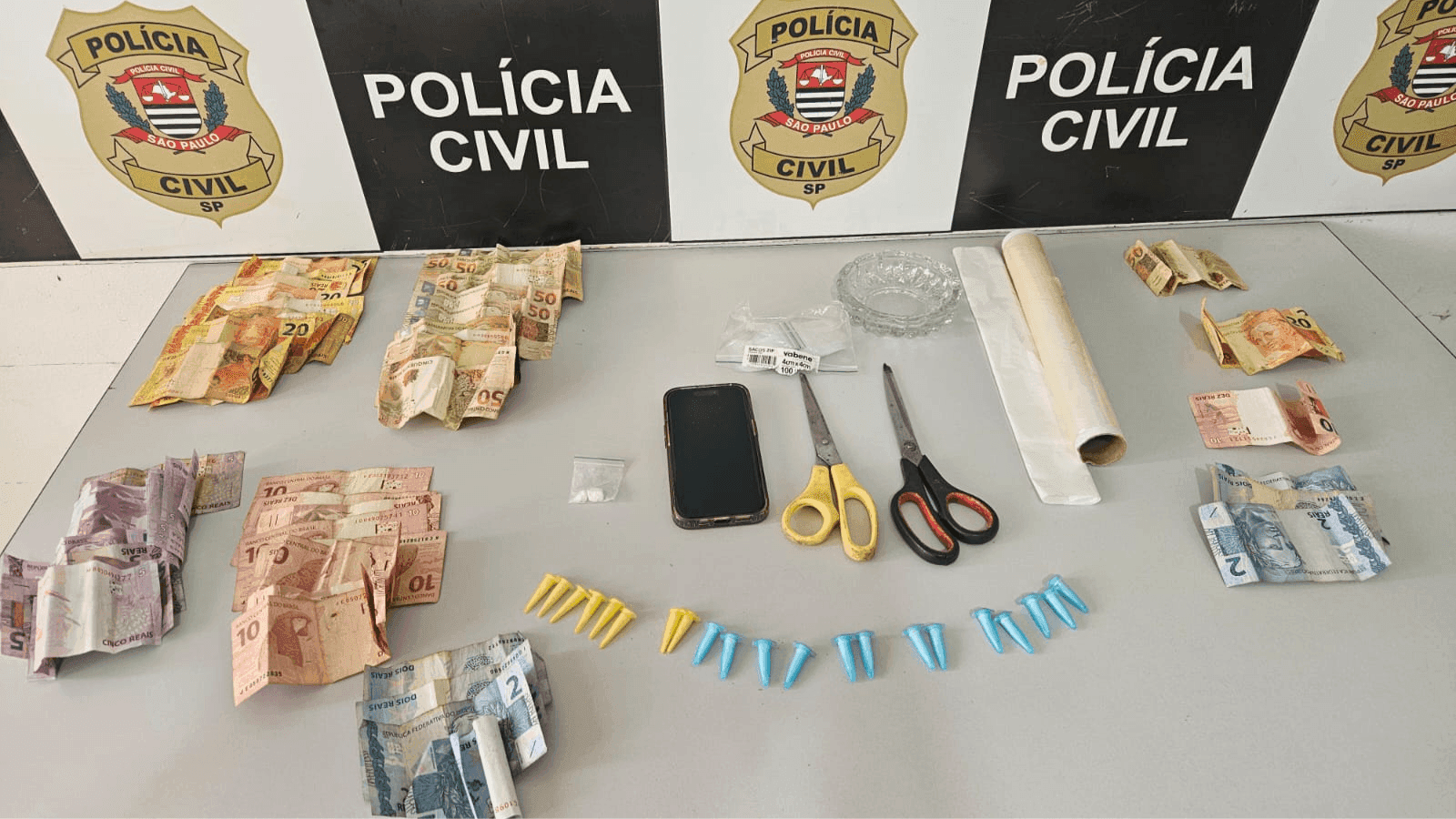 O jovem foi preso com porções de cocaína e dinheiro