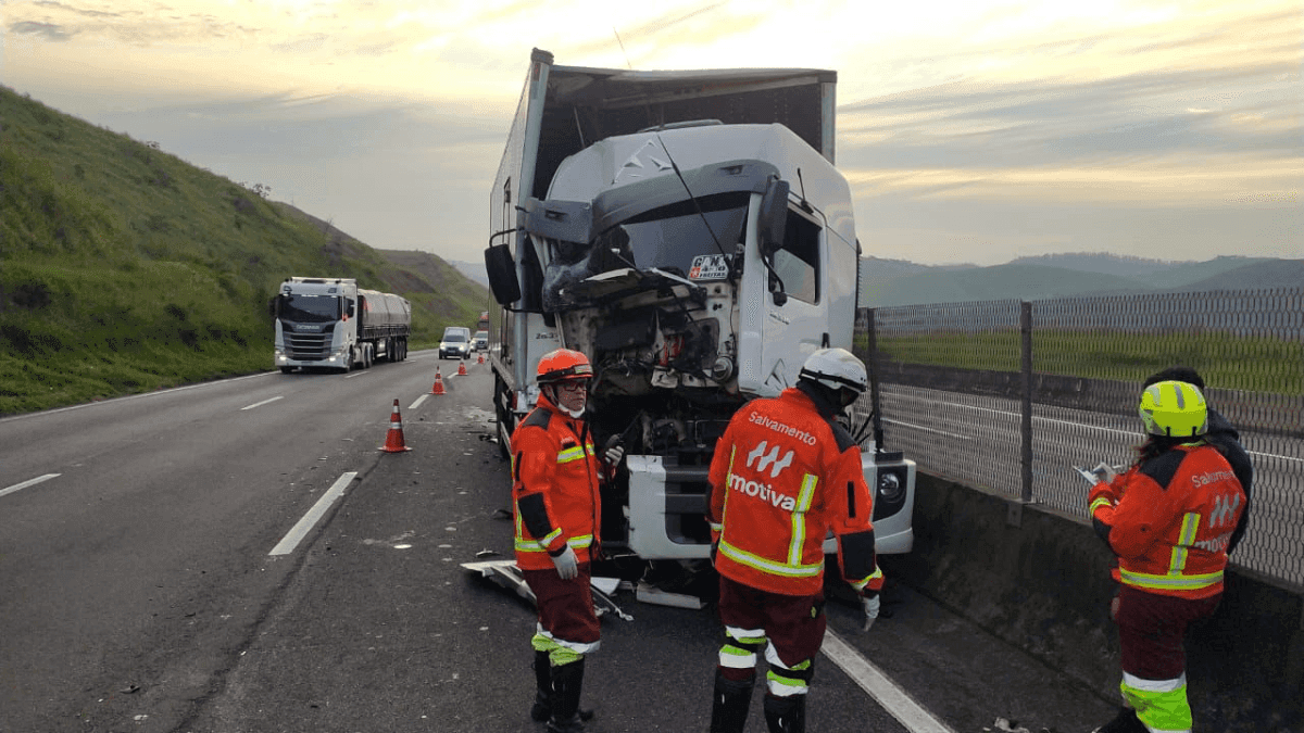 Acidente: Colisão deixa caminhão destruído na Dutra em Cruzeiro