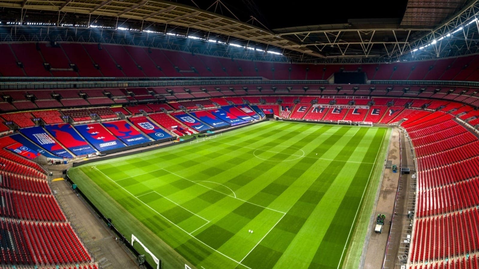 Reconstruído no século XXI, Wembley não poupou nem mesmo as tradicionais torres do lado de fora