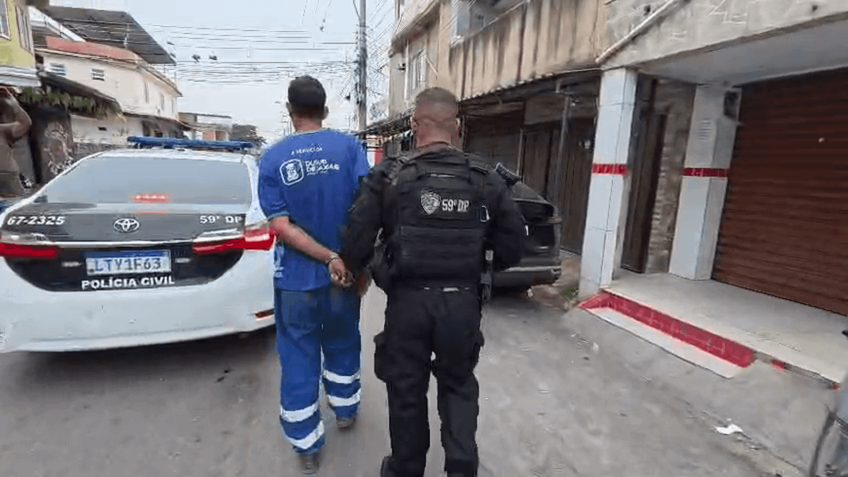 Bandido preso usando uniforme da Prefeitura de Caxias