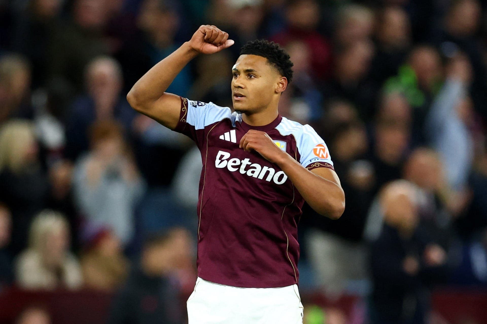 Ollie Watkins comemora gol do Aston Villa sobre o Liverpool