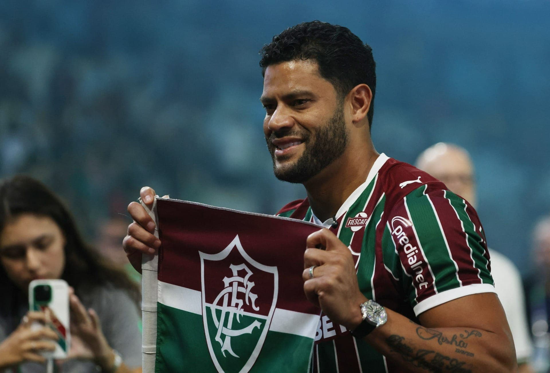Hulk é apresentado à torcida do Fluminense