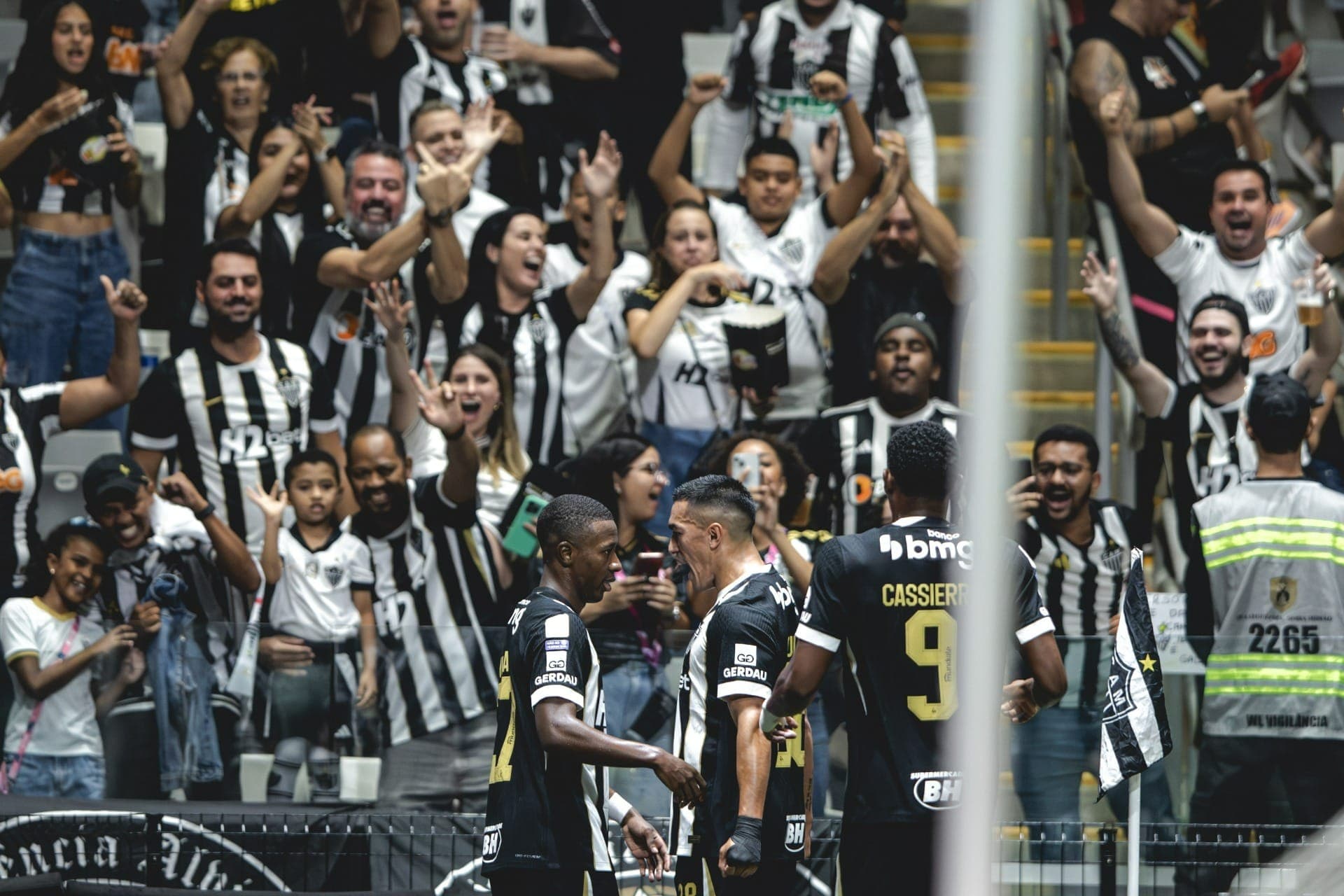 Jogadores do Galo comemoram gol na Arena MRV