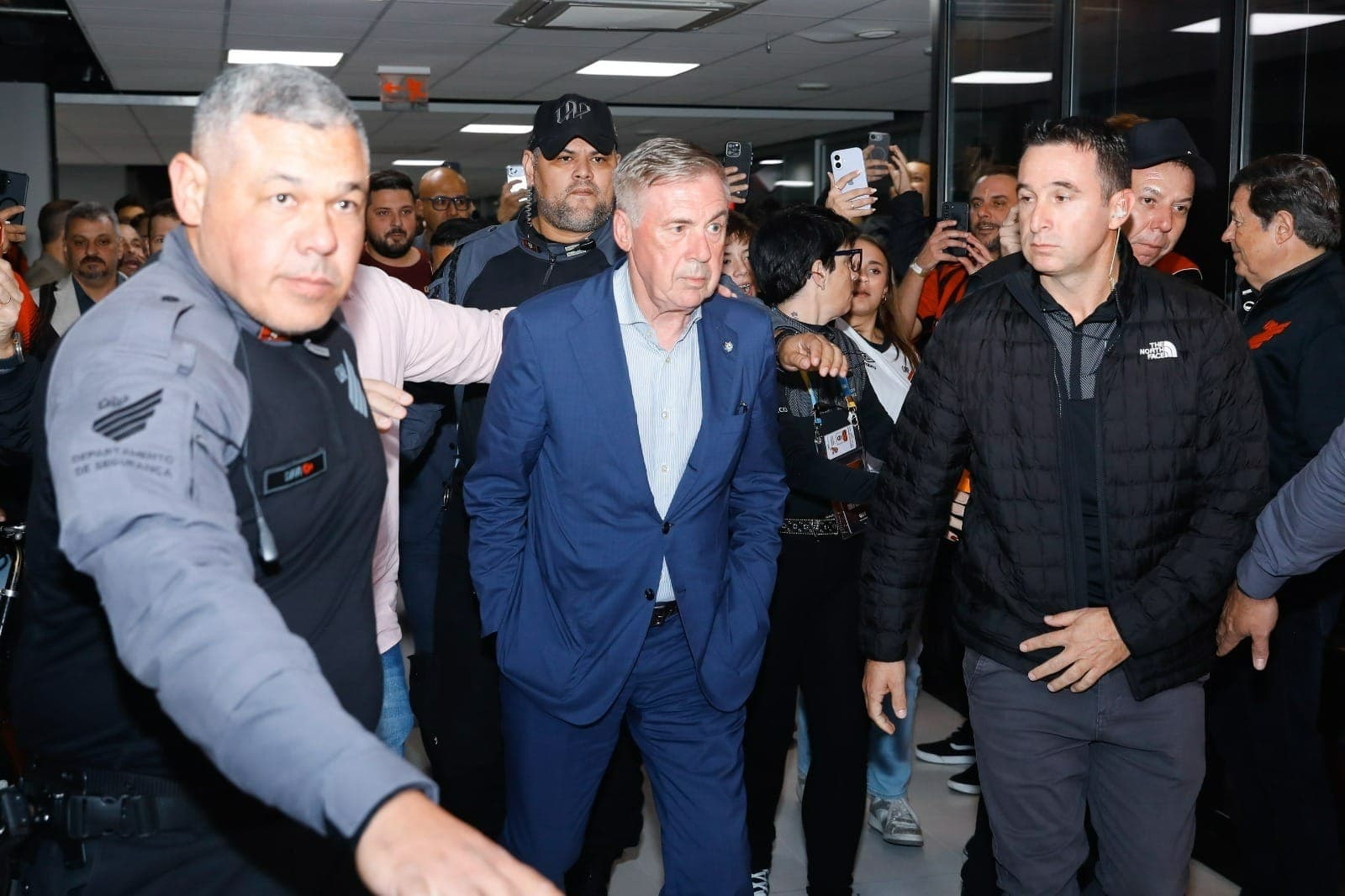 Ancelotti acompanhou Athletico x Flamengo na Arena da Baixada