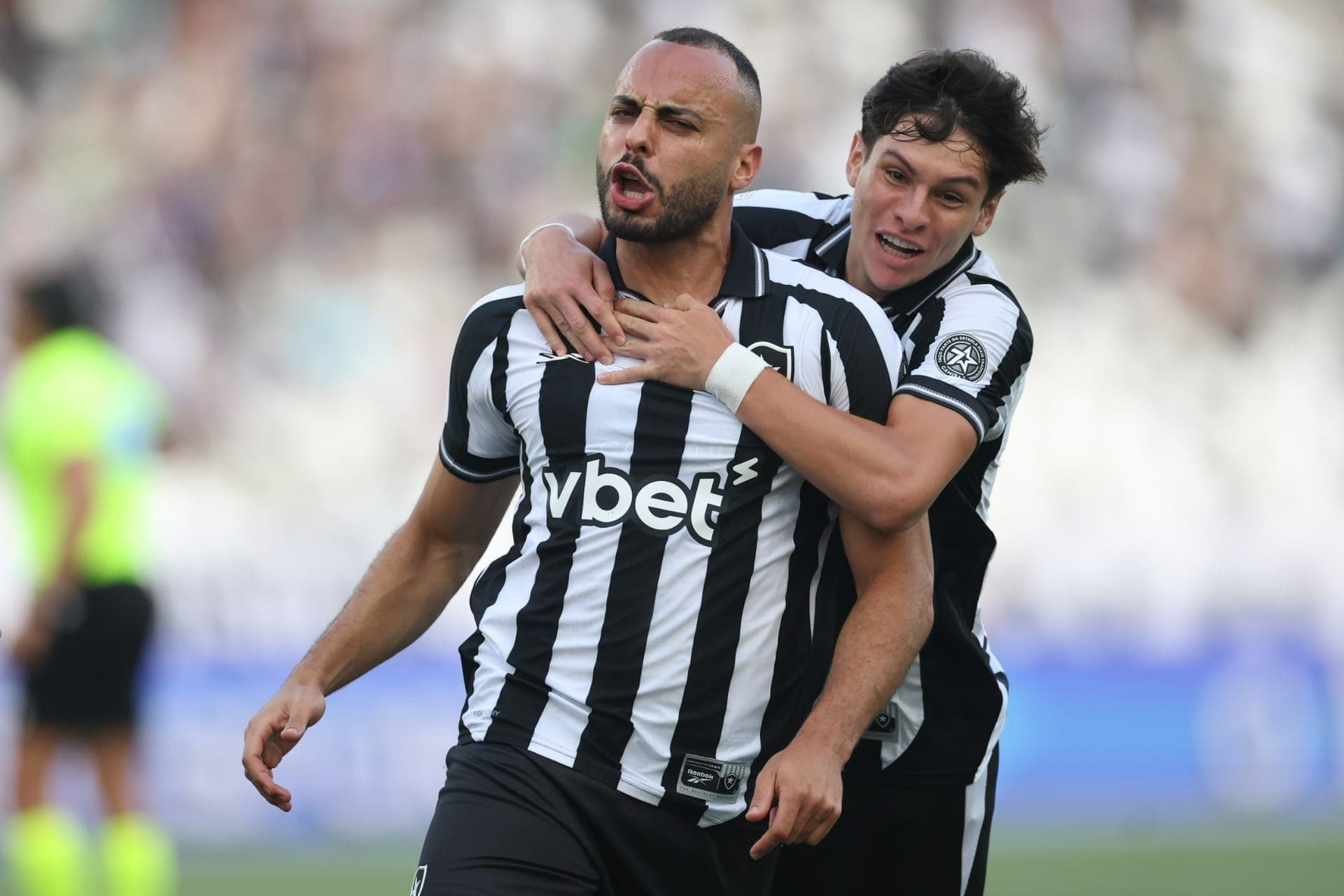 Arthur Cabral comemora gol do Botafogo