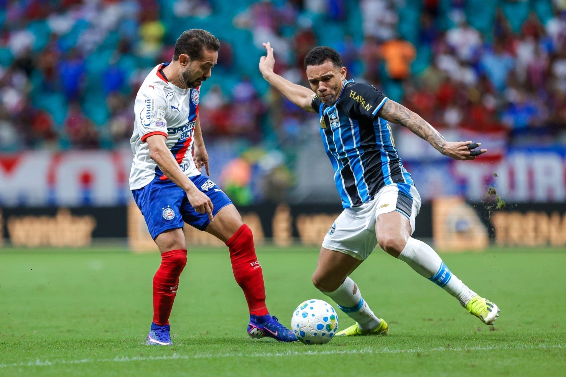 Bahia e Grêmio em ação pelo Brasileirão