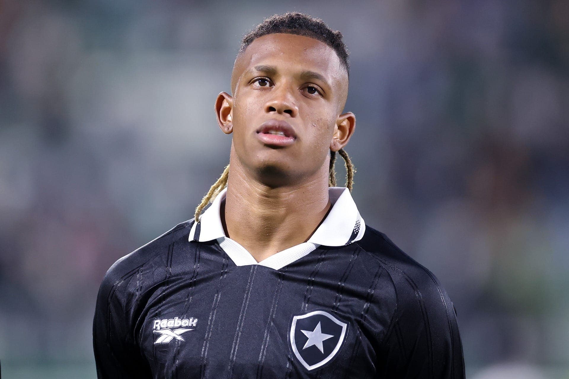 Danilo, volante do Botafogo, está fora contra o Corinthians