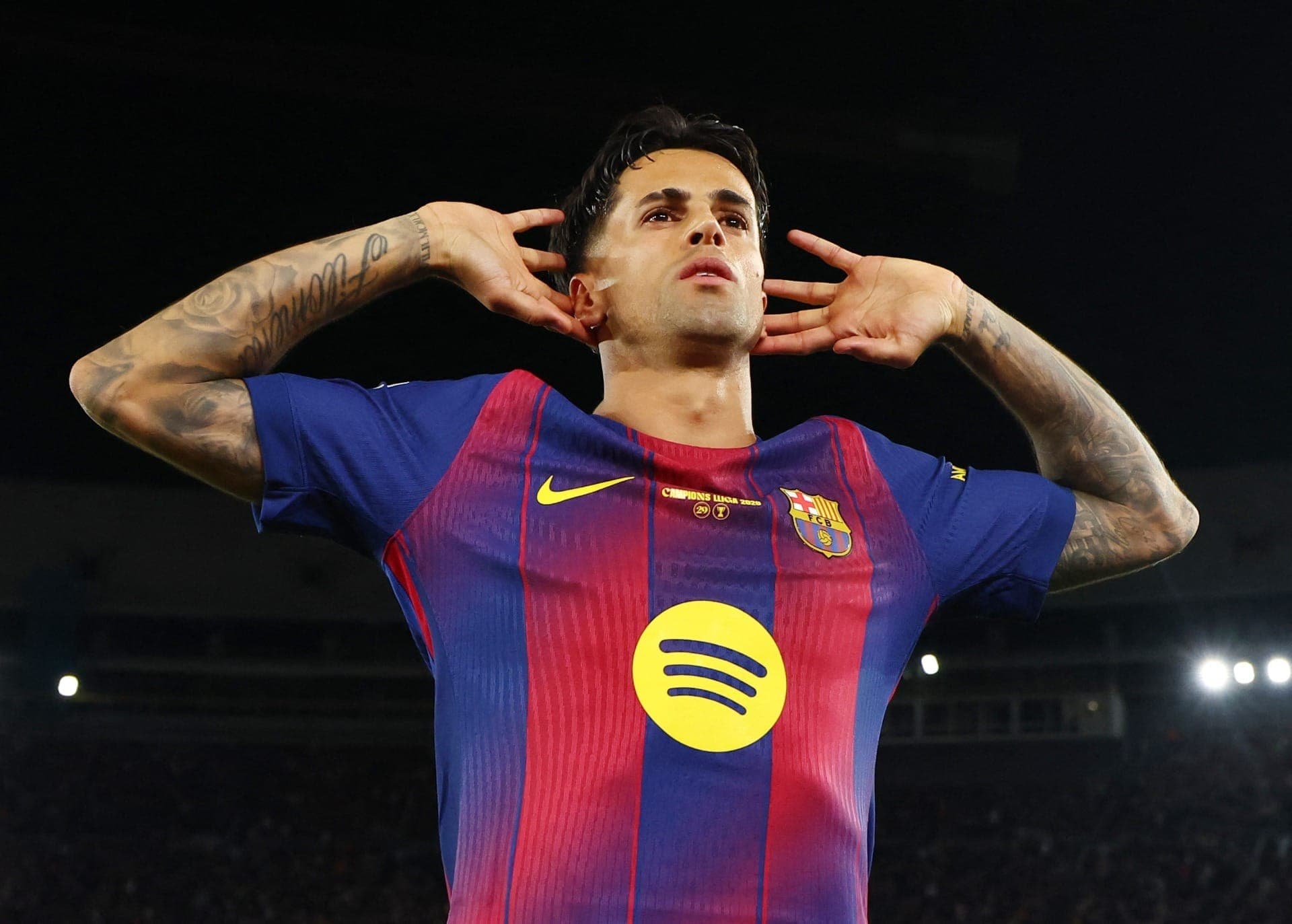 João Cancelo comemora gol do Barcelona contra o Real Betis