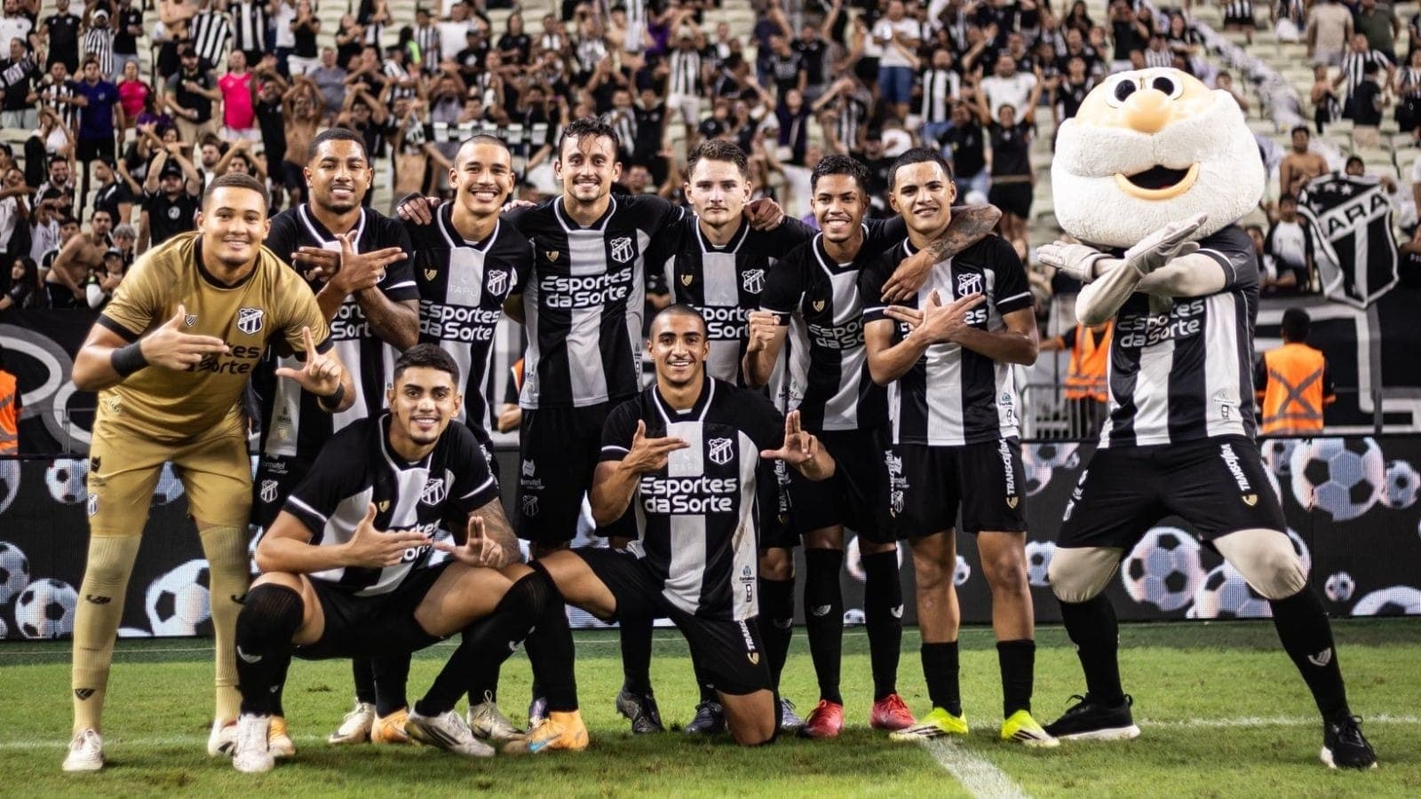 Jogadores do Ceará comemoram vitória no clássico