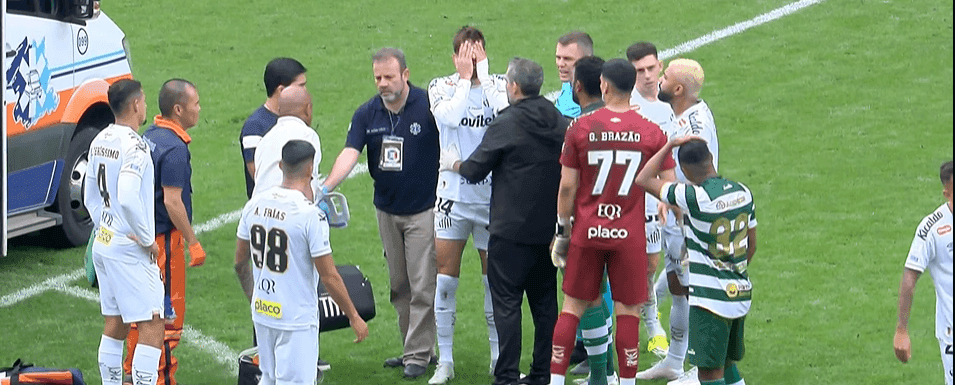 Luan Peres, zagueiro do Santos, sai de ambulância da Arena Corinthians