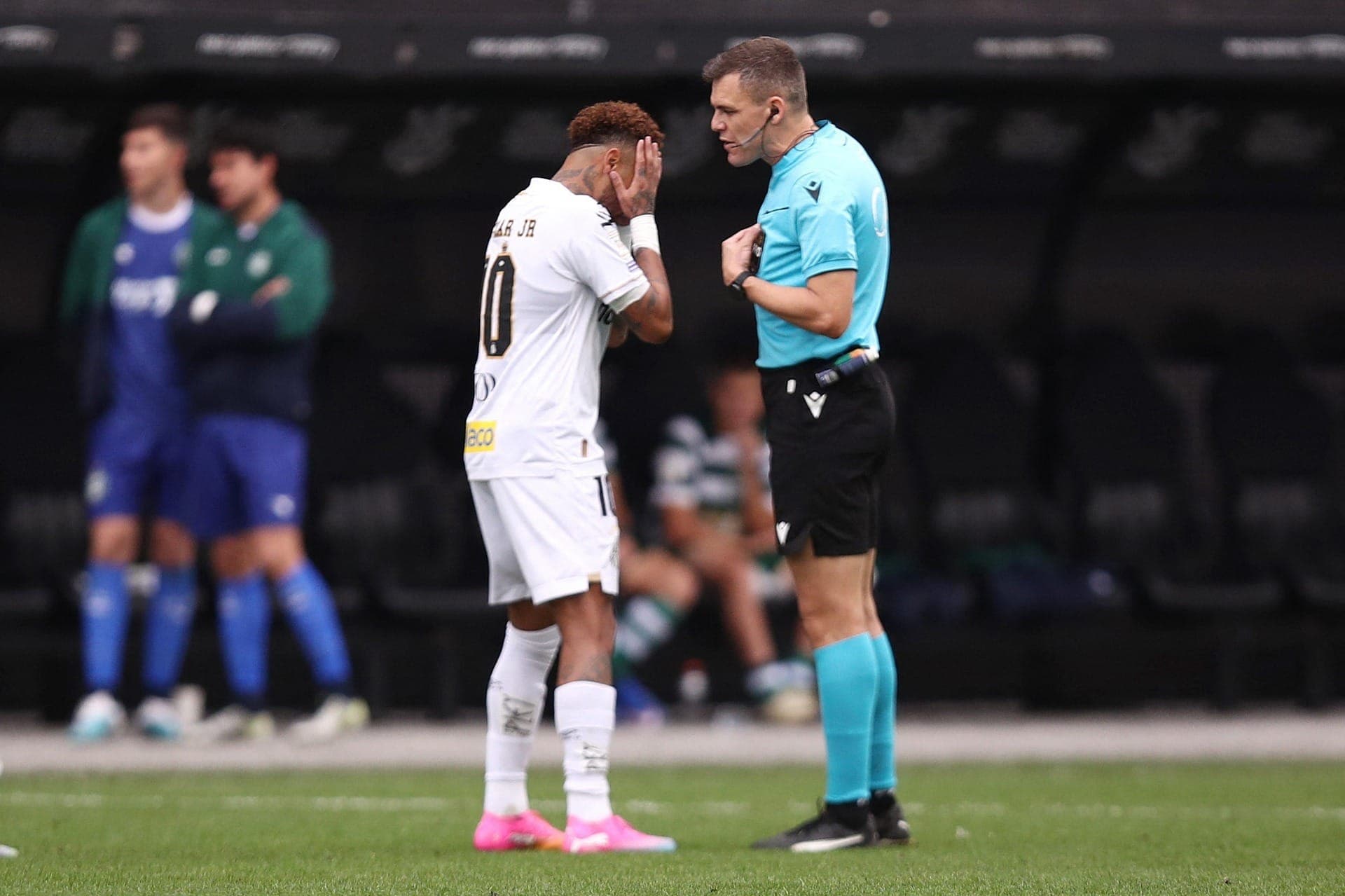 Neymar e Paulo Cezar Zanovelli em Santos x Coritiba