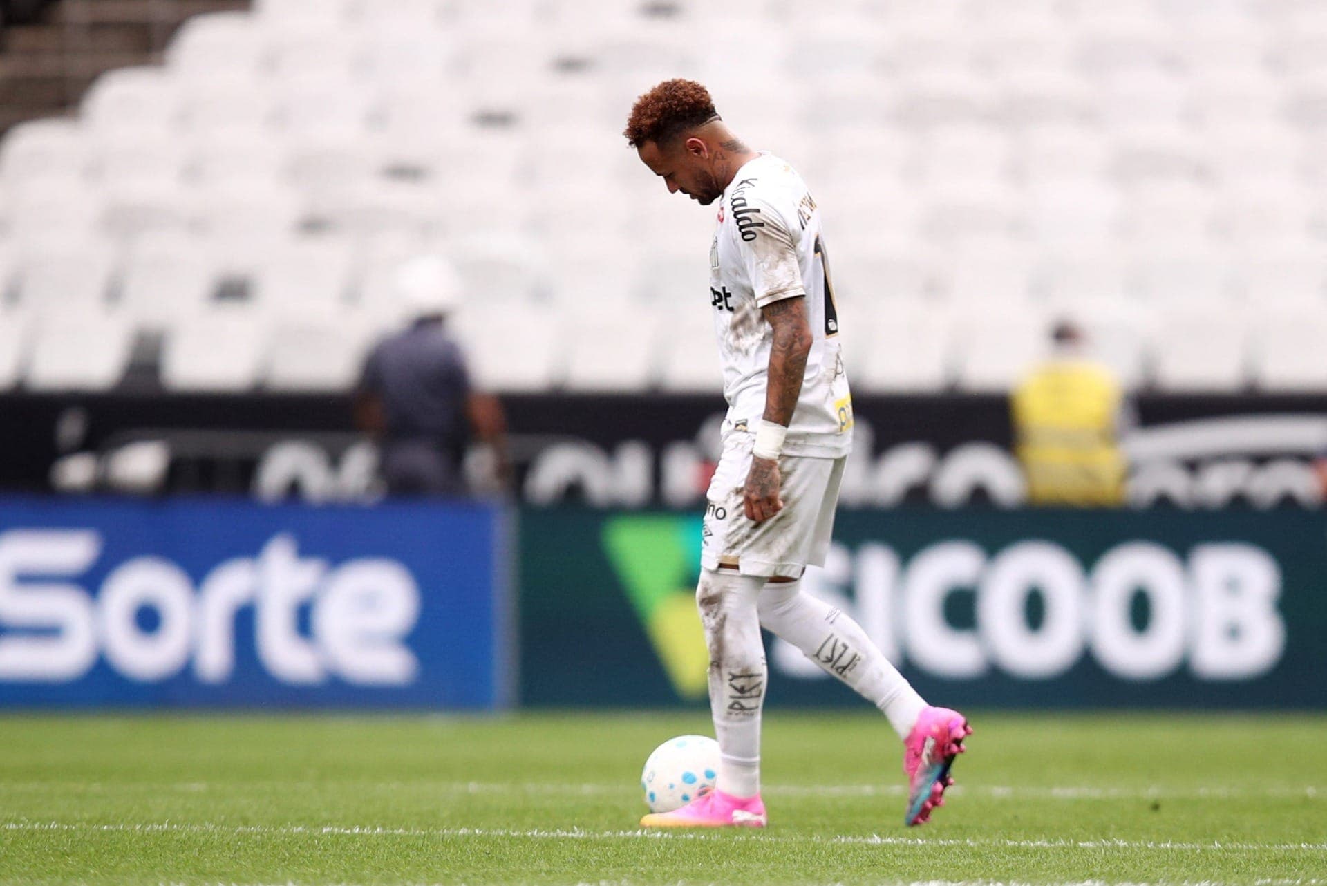 Neymar em campo em Santos x Coritiba
