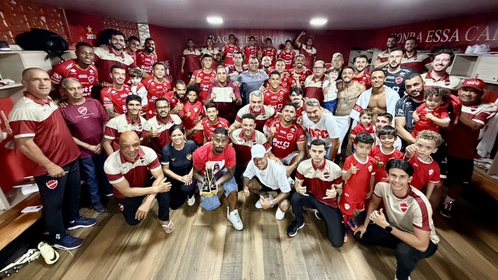 Vila Nova comemora vitória sobre o Avaí