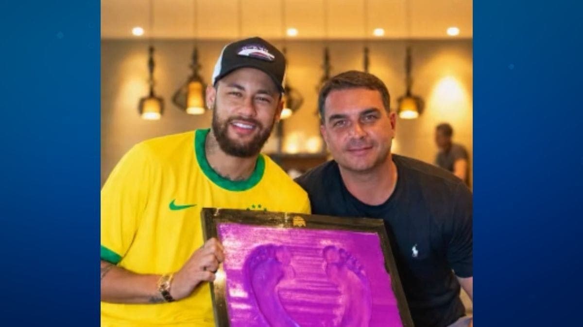 Flávio Bolsonaro posta foto com Neymar após convocação
