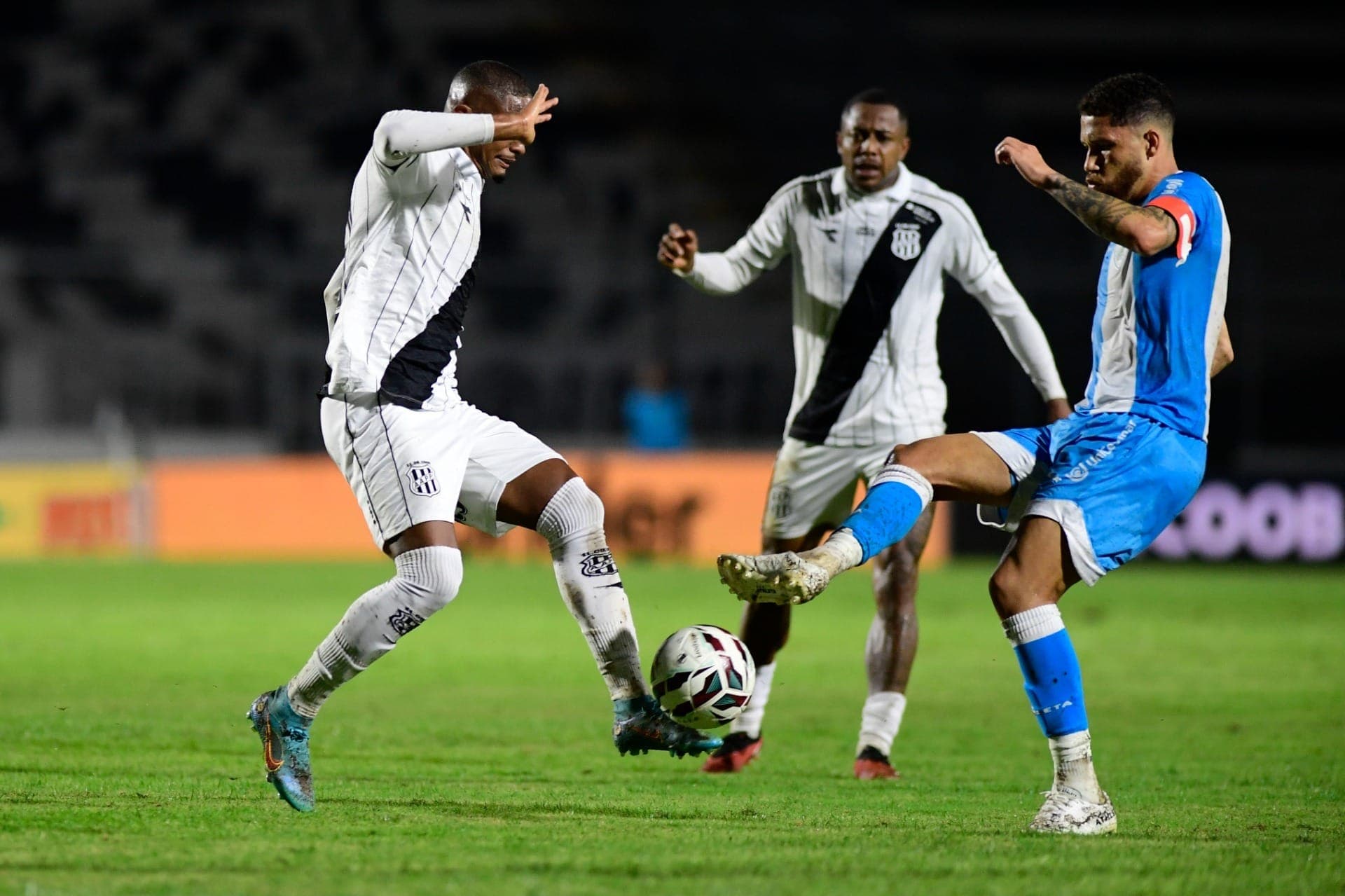 Jogadores no confronto entre Ponte Preta x Londrina