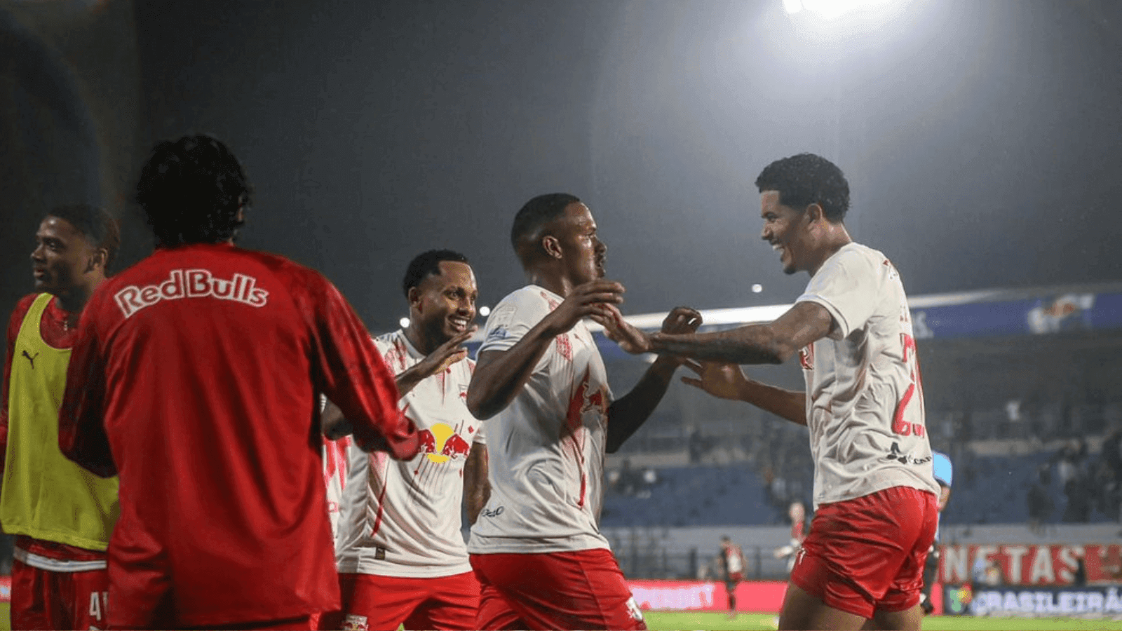 Jogadores do Bragantino comemoram gol sobre Vitória no Brasileirão