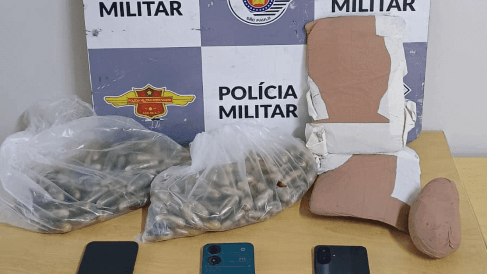 Os quatro levavam quase cinco quilos da droga no corpo