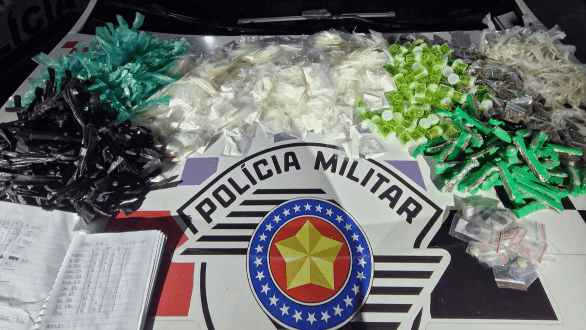 PM localiza cocaína, crack e maconha em imóvel abandonado na comunidade Santa Cruz