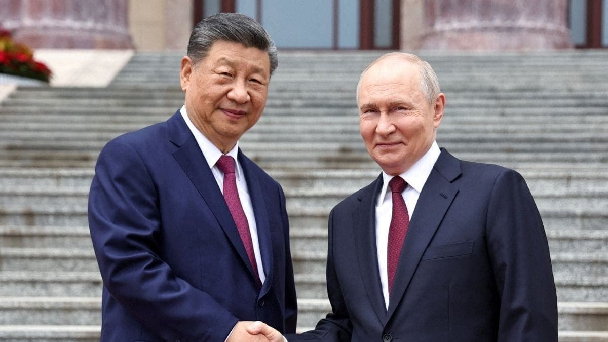 Vladimir Putin ao lado de Xi Jinping, em Pequim