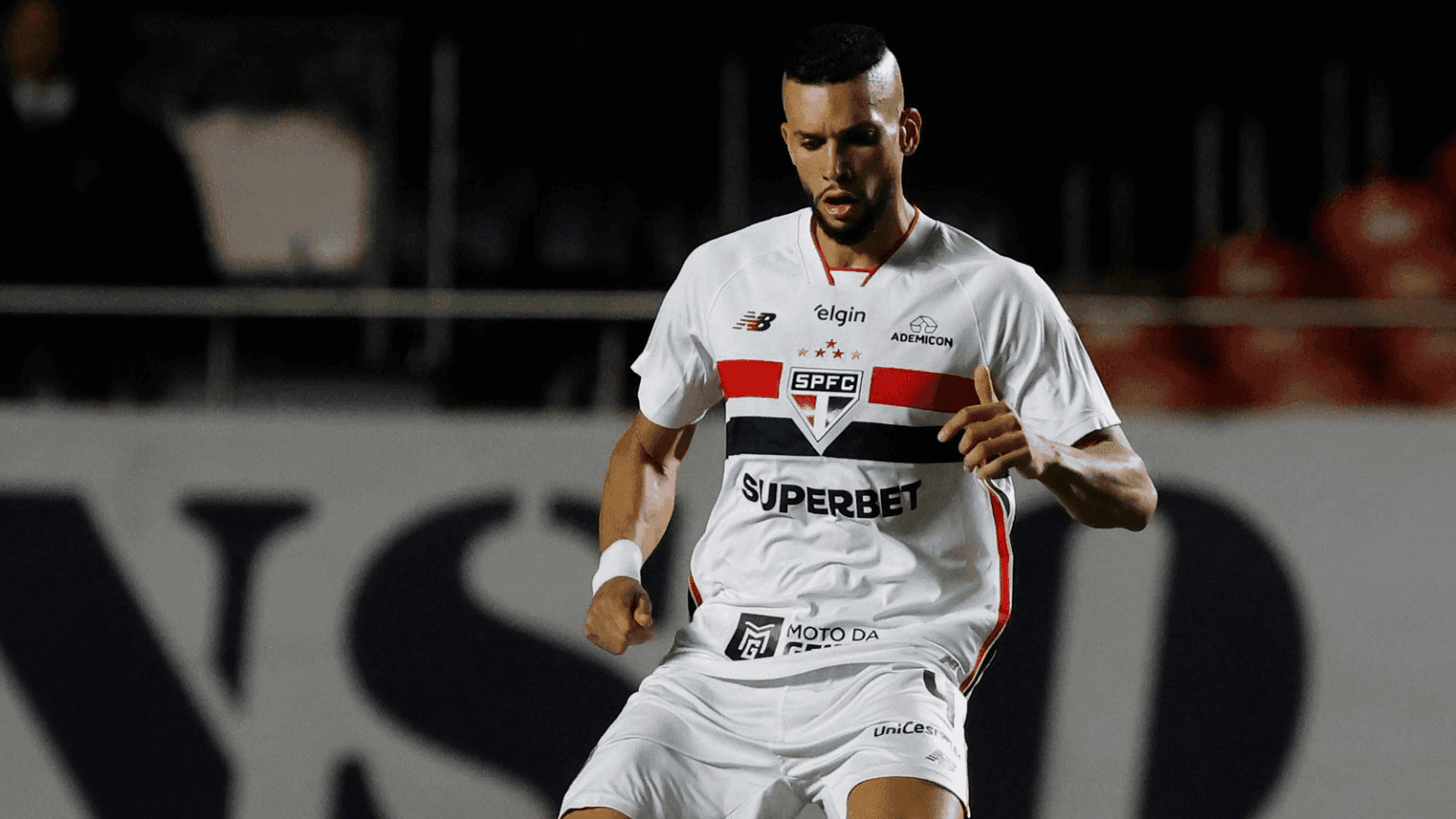 Dória, zagueiro do São Paulo durante jogo contra Millonarios pela Sul-Americana