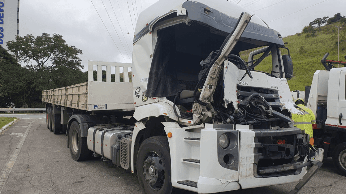 Motorista fica ferido após batida entre caminhões na Dutra em Lorena