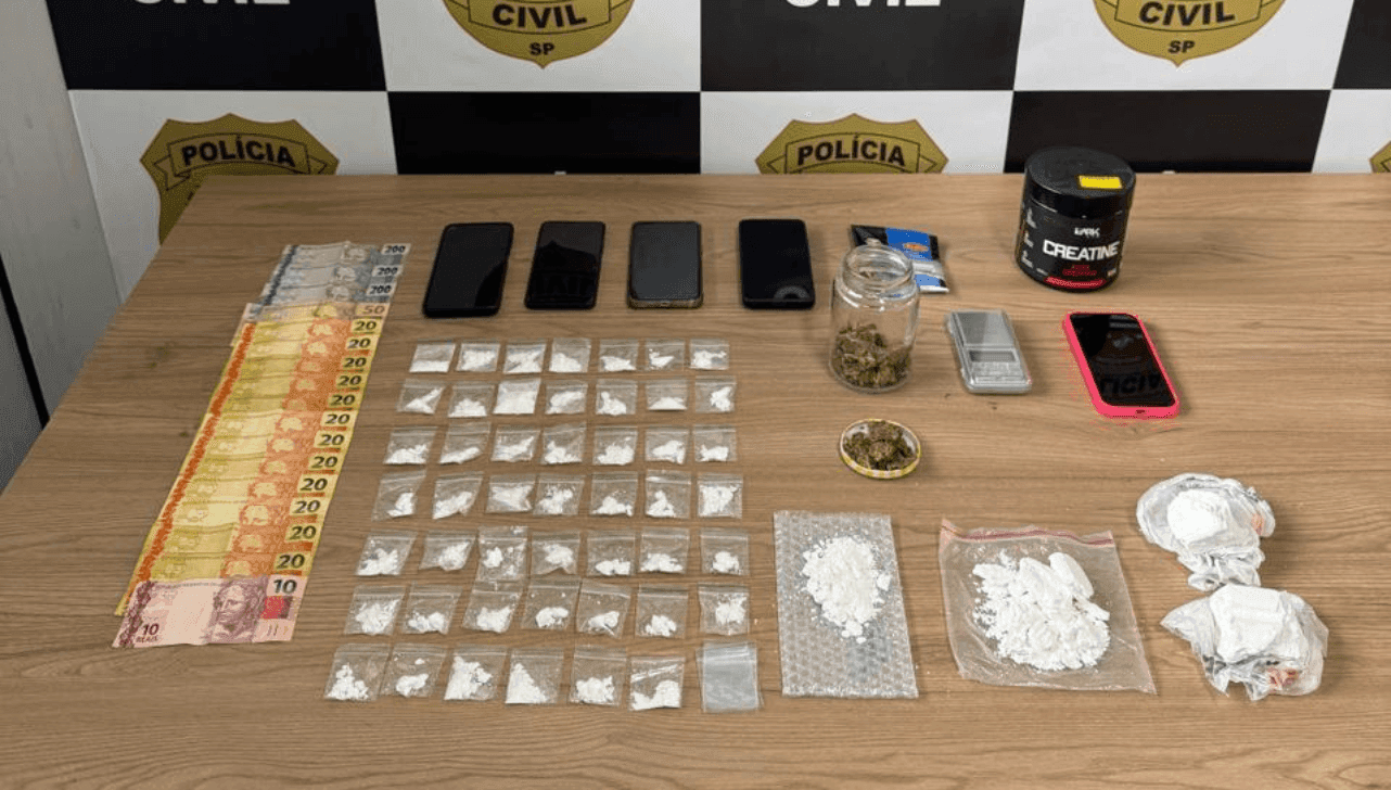 Cocaína, maconha, embalagens e balança de precisão foram apreendidas