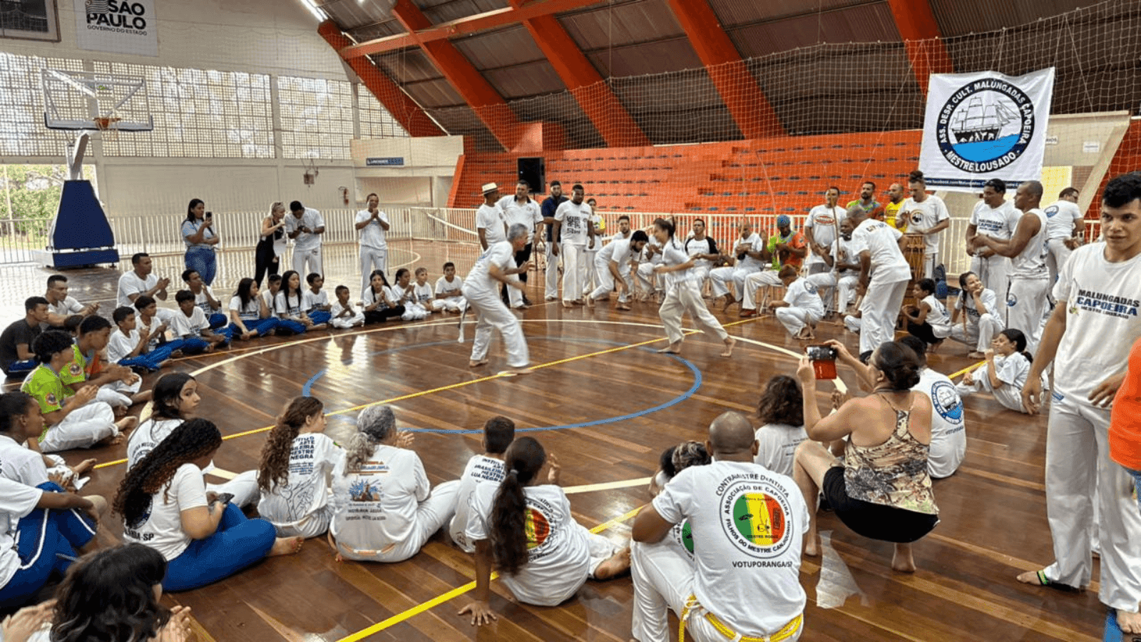 Competição reúne cerca de 400 atletas no ginásio da cidade
