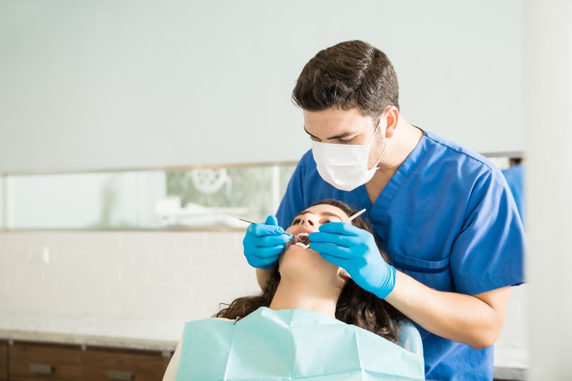 Dor de dente ou sinusite? A infecção que começa na boca e vai ao rosto