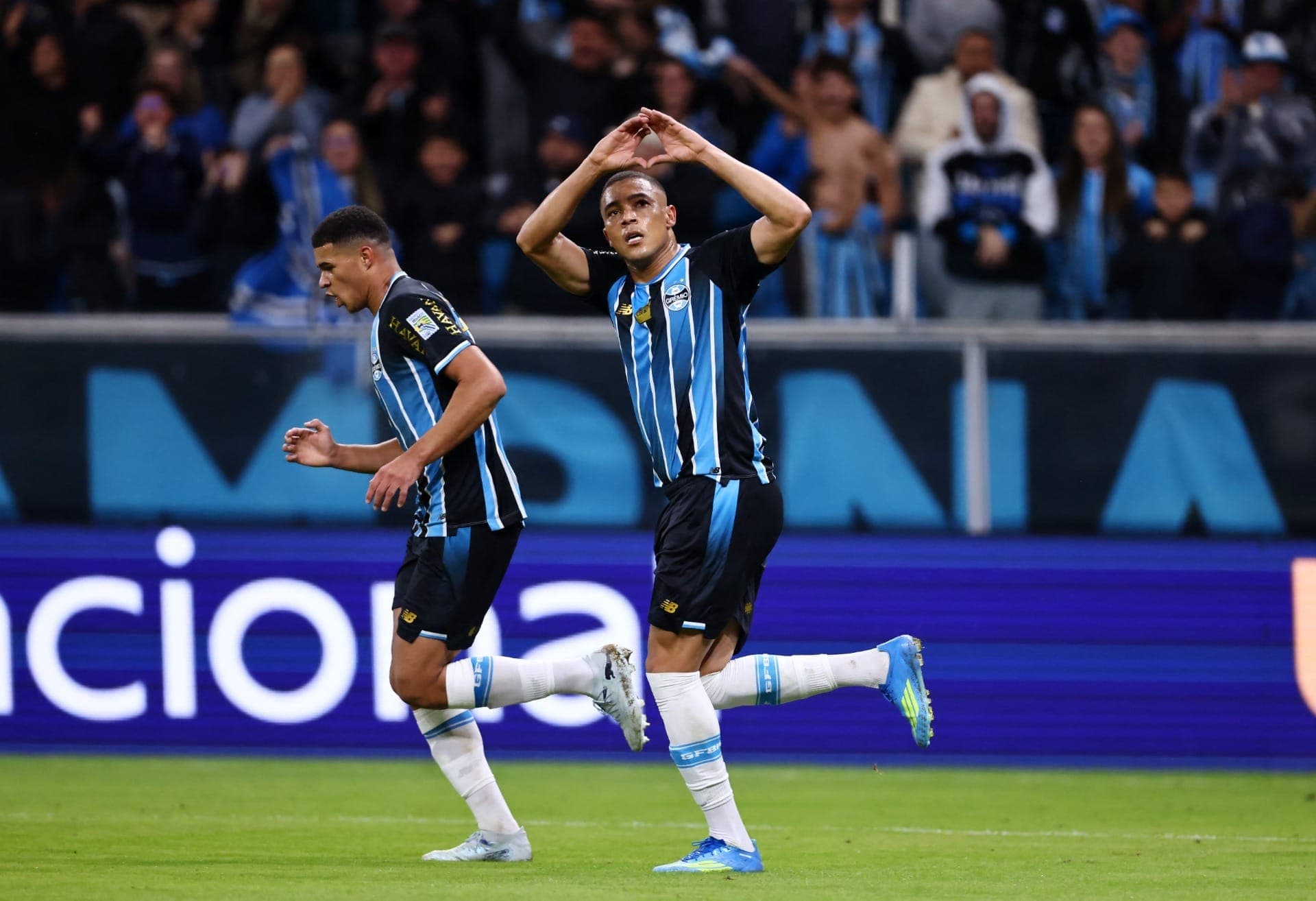 Carlos Vinícius comemora gol do Grêmio contra o Santos