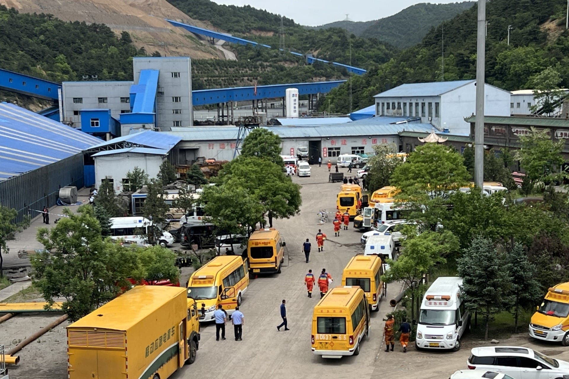 Explosão em mina de carvão na China: equipes trabalham no resgate de trabalhadores