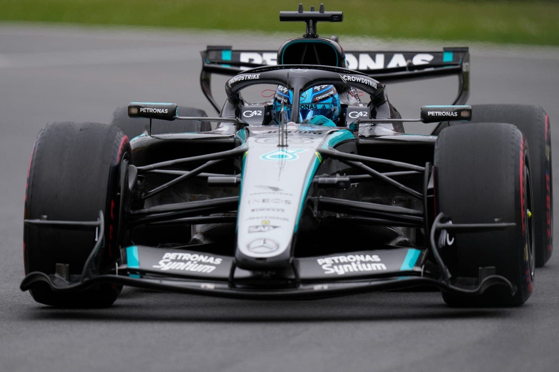 George Russell e Kimi Antonelli protagonizaram disputas internas em Montreal