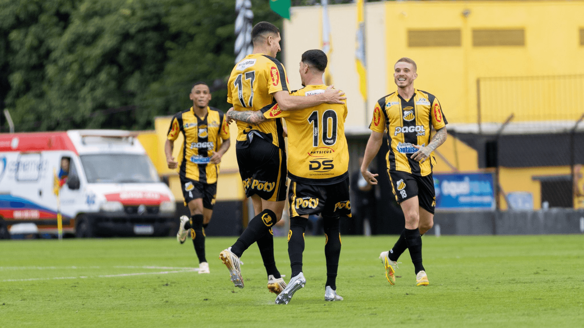 Jogadores do Novorizontino comemoram gol sobre Ceará