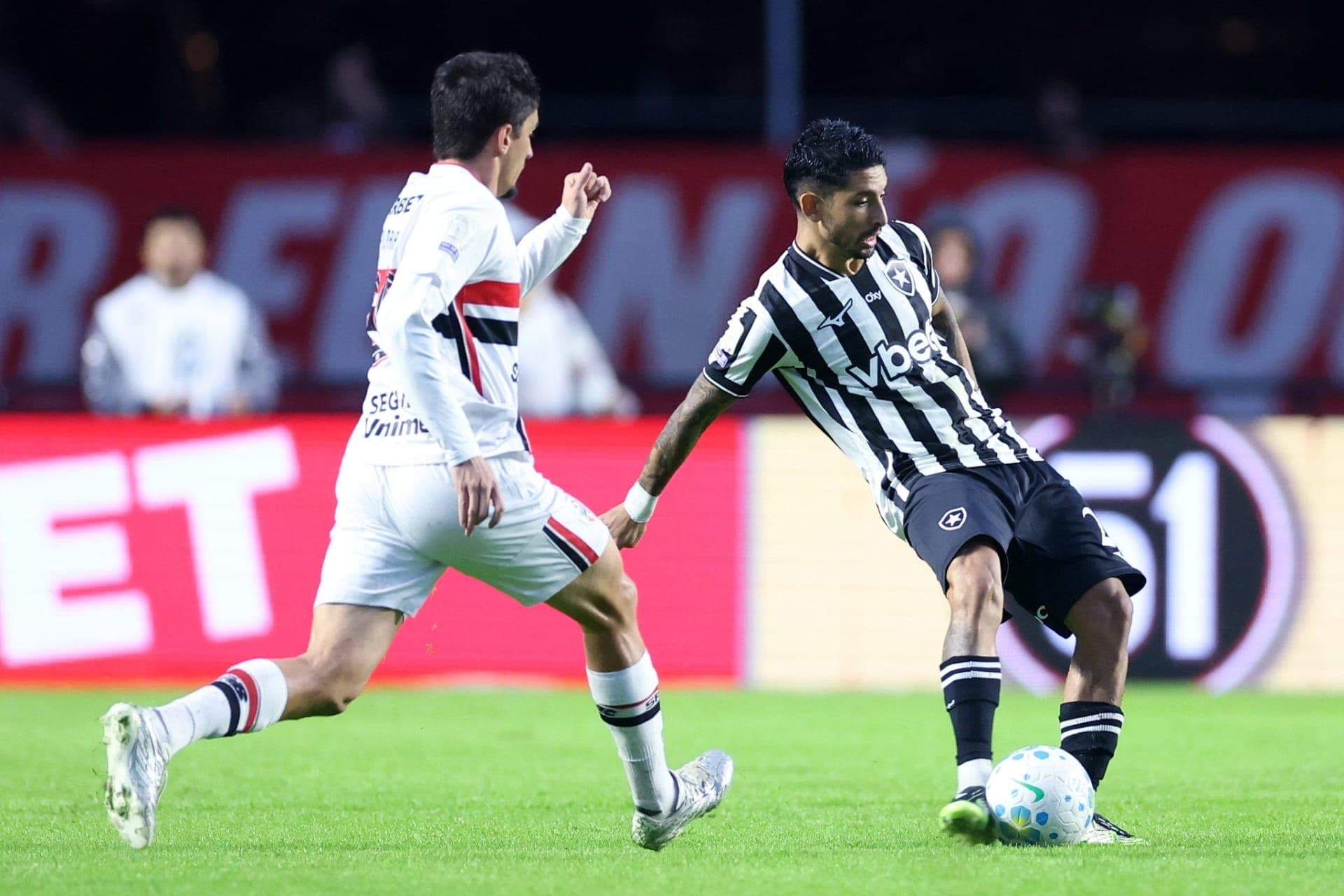 Pablo Maia marca Santi Rodríguez em São Paulo x Botafogo