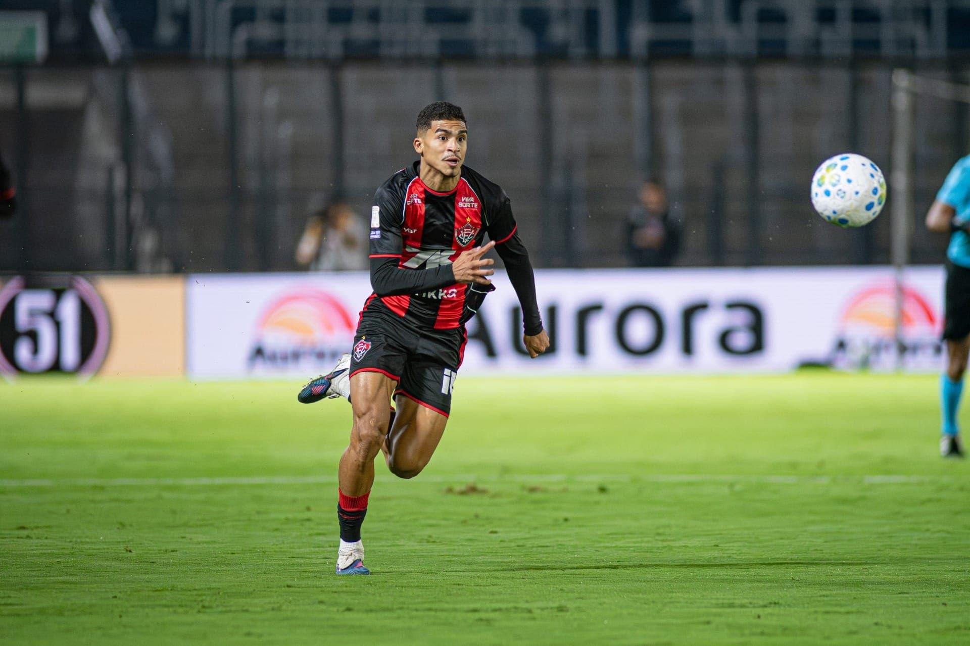 Renê, atacante do Vitória, marcou o primeiro gol da vitória por 2 a 0 sobre o Internacional