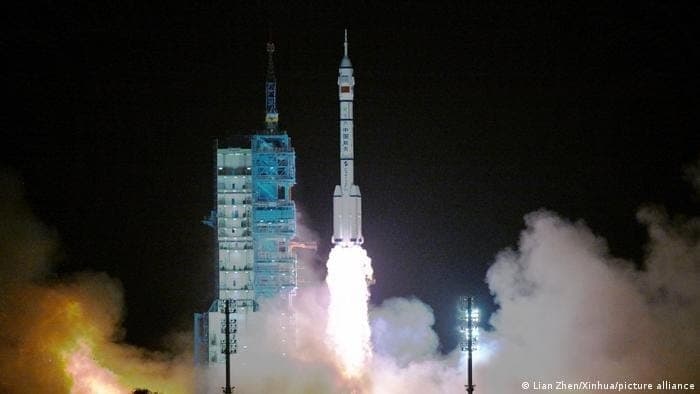 China lança missão espacial preparatória para viagem à Lua