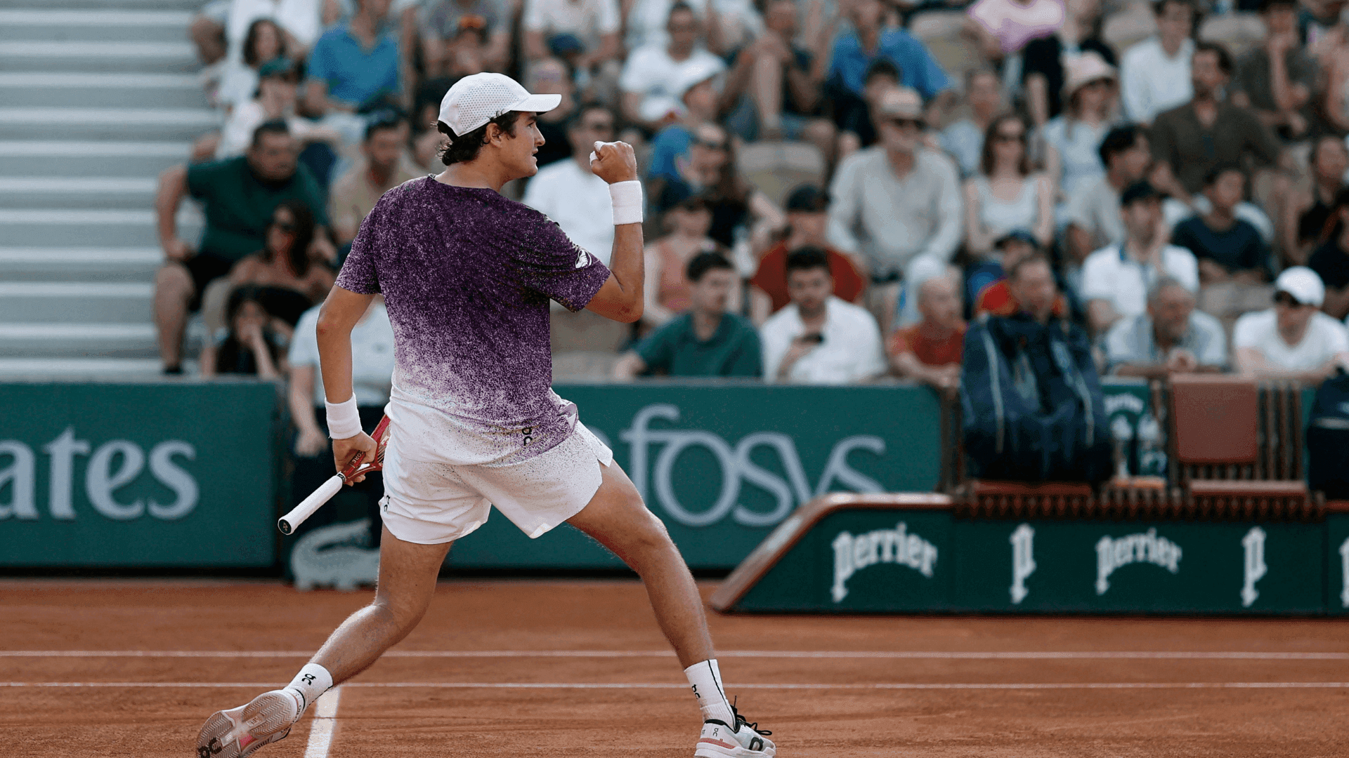 João Fonseca comemora em vitória em Roland Garros