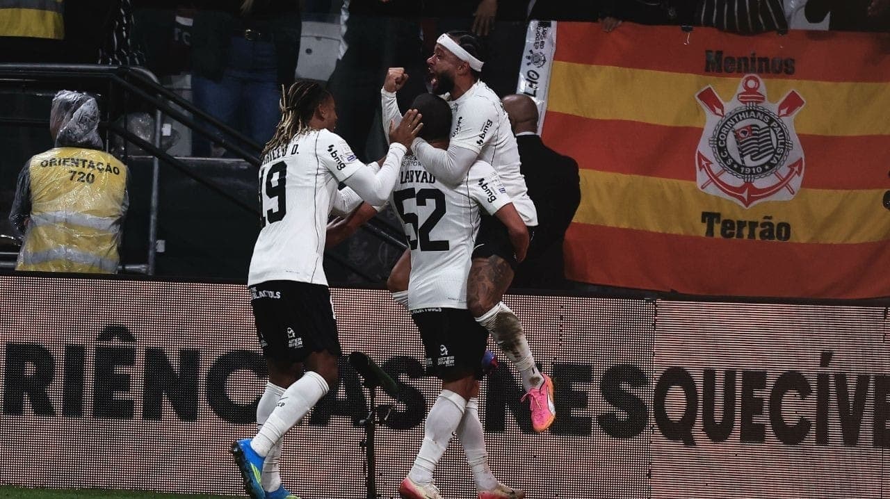 Labyad é abraçado por Memphis após gol do Corinthians