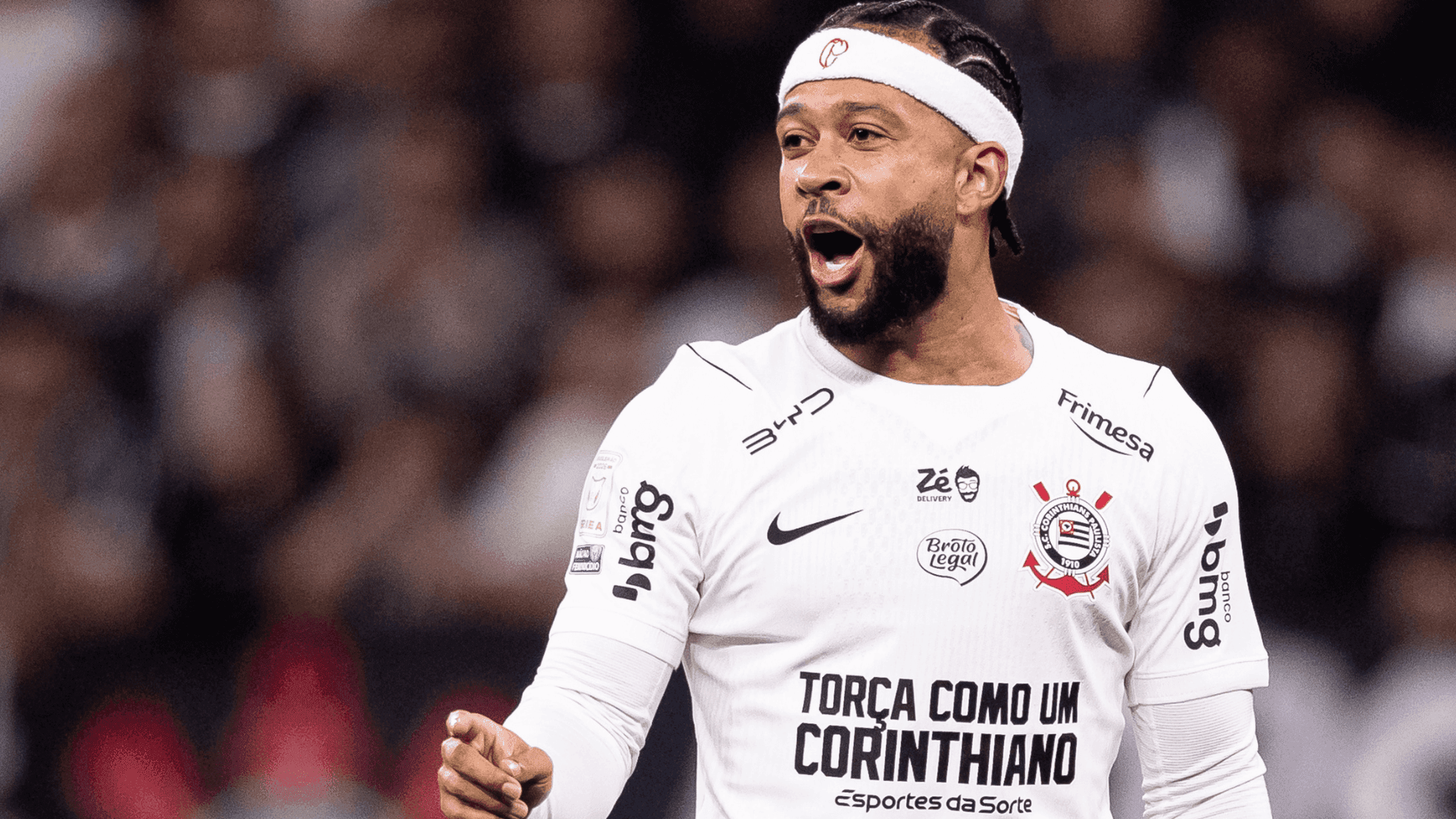 Memphis Depay volta ao time titular do Corinthians