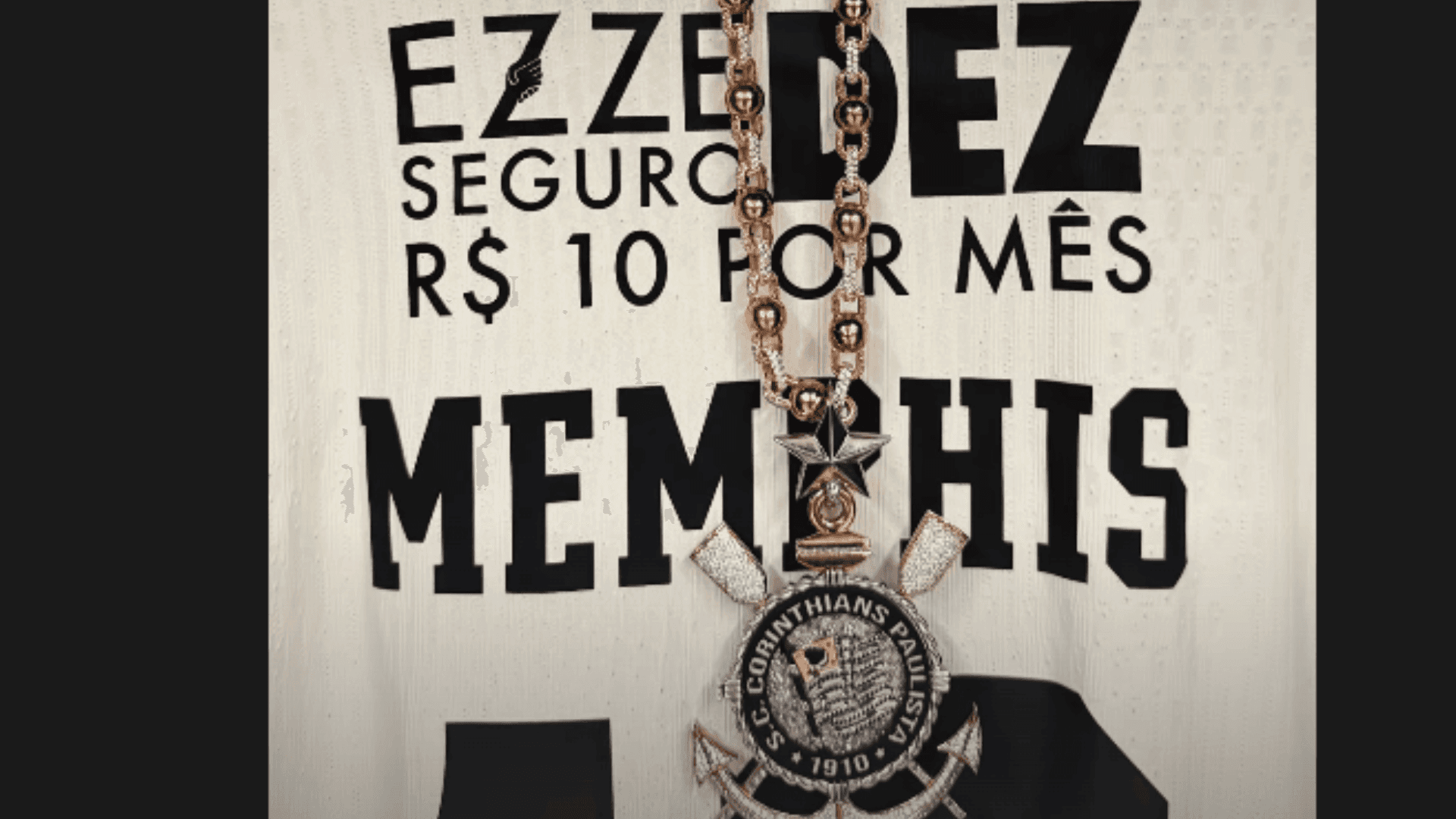 Memphis usa colar com escudo do Corinthians