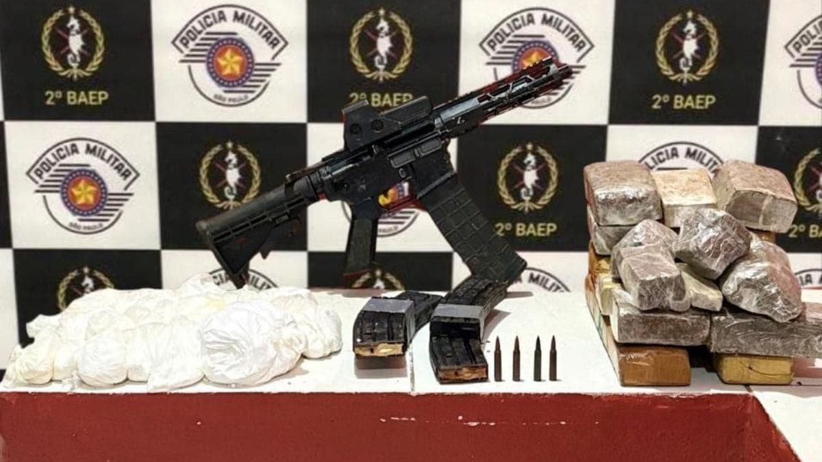 Mergulhadores da Polícia Militar encontram fuzil no Guarujá (SP)