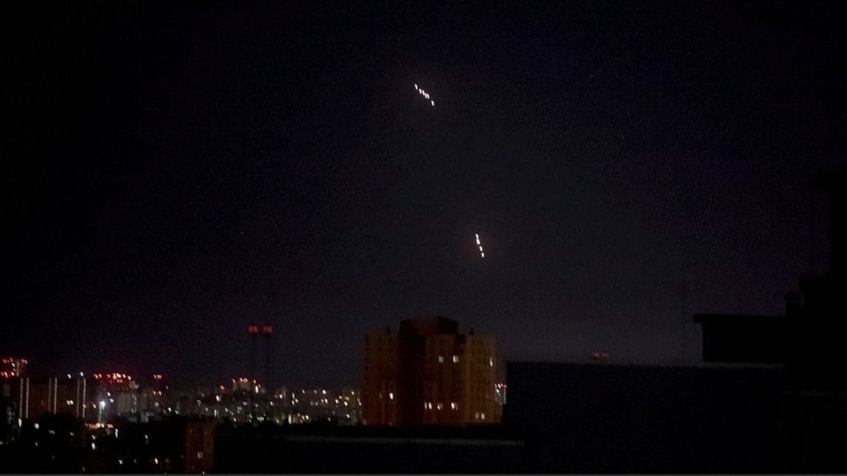 Mísseis sobrevoam Kiev durante ataque da Rússia à Ucrânia