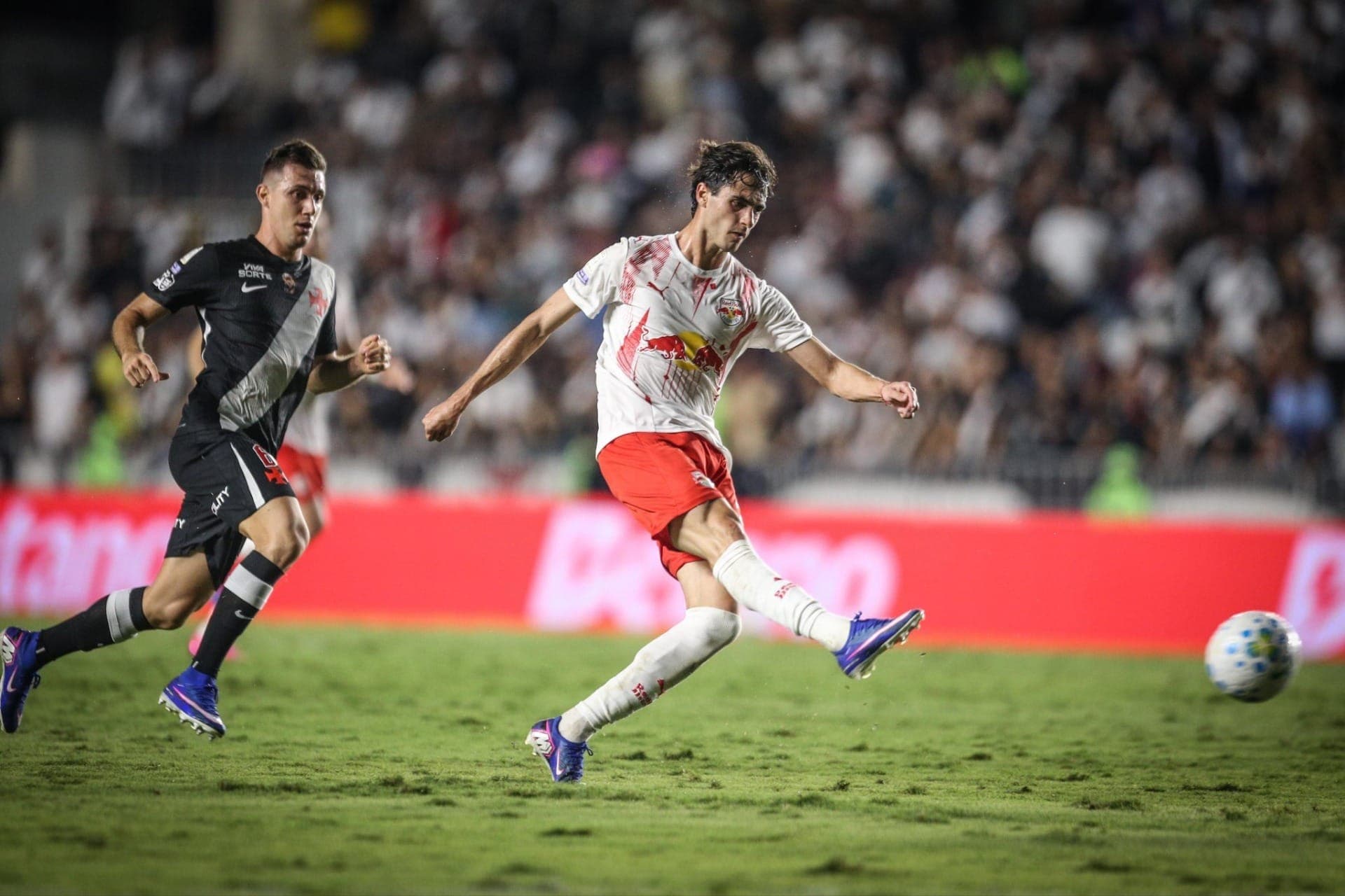 Rodriguinho marcou o primeiro gol do RB Bragantino na partida diante do Vasco