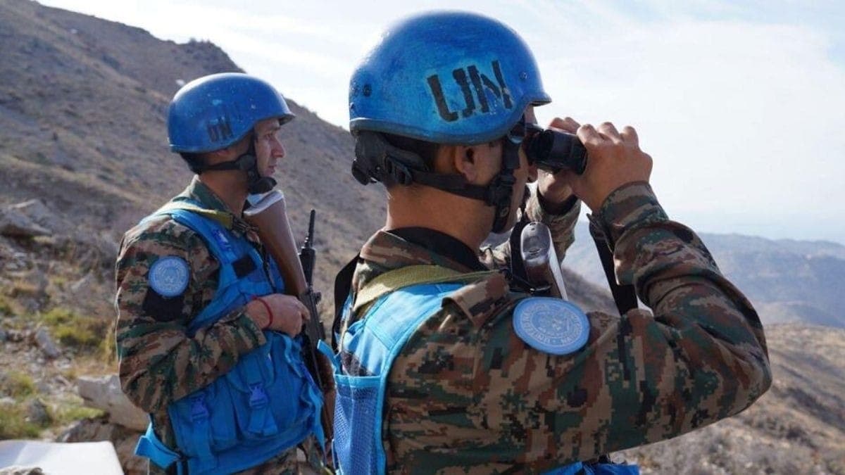 Forças de paz da UNIFIL em patrulha ao longo da Linha Azul, no sul do Líbano