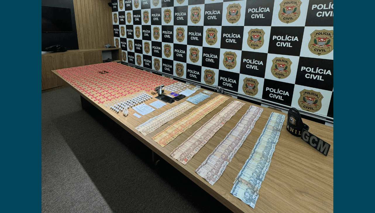 Policiais apreenderam cocaína, crack, porções de maconha e R$ 8,4 mil em dinheiro
