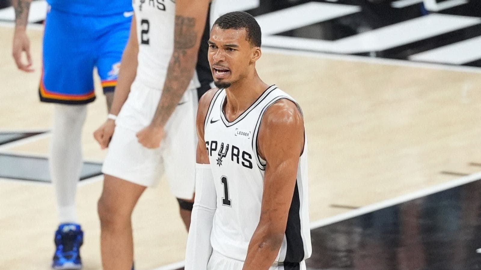 Victor Wembanyama comemora cesta do Spurs contra o OKC Thunder