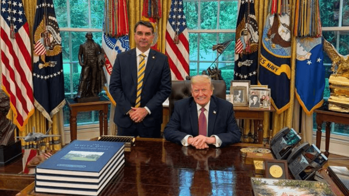 Flávio Bolsonaro se encontrou com Donald Trump na Casa Branca