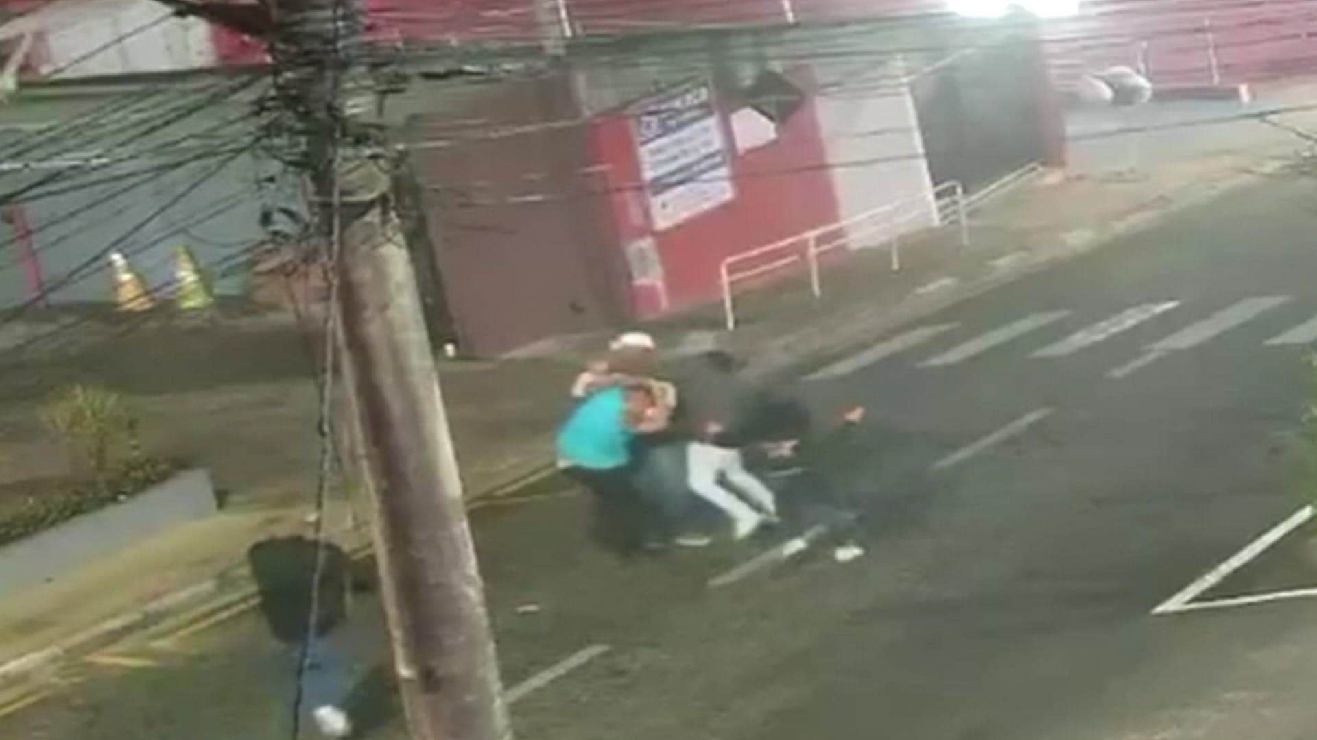 Homem é espancado por quatro pessoas após confusão em bar na Grande SP