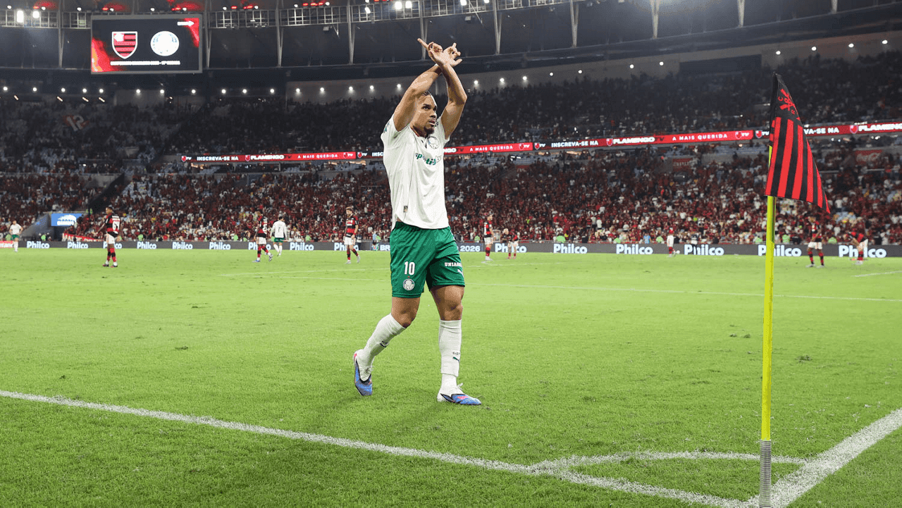 Paulinho faz gesto em comemoração de gol do Palmeiras contra o Flamengo